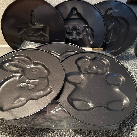 8 Piece Holiday Nonstick Springform Pan Set… - Picture 5 of 5